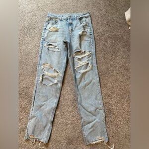 American Eagle 
Ripped mom jeans. Worn once  
Size 8 Long